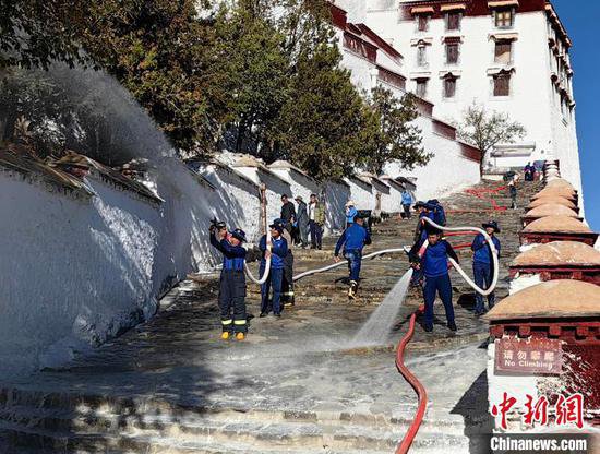 西藏布达拉宫消防救援大队全力做好布达拉宫墙体粉刷期消防安全...