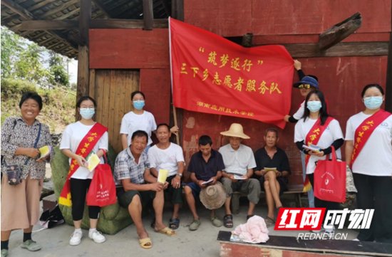 湖南应用技术学院大学生志愿者炎炎夏日为村民送去法治清风