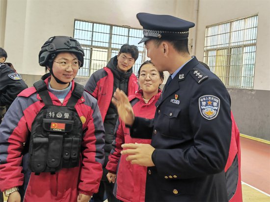亳州市谯城区：五中学子参加“110警营开放日”主题活动