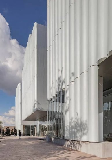 垂直<em>玻璃</em>管外墙、切片<em>屋顶</em>，耗资32亿的美术馆是什么样的？