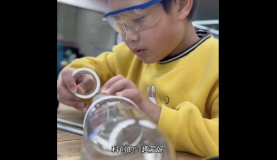 九岁<em>男孩</em>用饮料瓶做三级水火箭，还完成三级分离和回收！