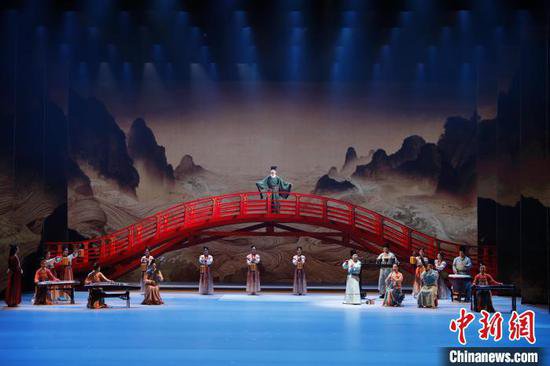 第七届中国诗歌节在豫启幕 张国立等倾情<em>朗诵诗歌名篇</em>经典