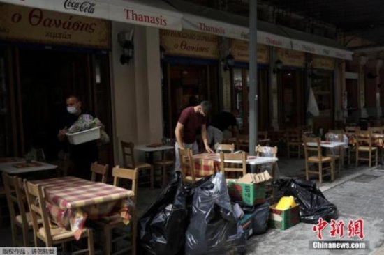 希腊餐饮业重开大批民众光顾 异常高温海滩人满为患