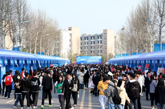 <em>重庆</em>商务职业学院举行2023届毕业生就业双选会