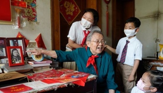 最珍贵的“六一”儿童节礼物：戴上新中国“第一条”红领巾