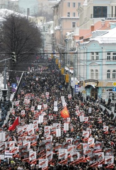 捷克数万人走向街头，英法德民众走向街头，美媒：这还仅仅是...