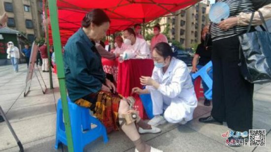 中医药文化宣传义诊活动在浔阳区人民路街道湖滨广场举行