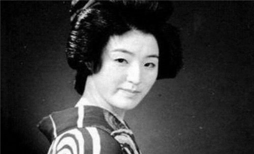中国军人娶日本女护士为妻，恩爱35年，回国探亲才知妻子身价...
