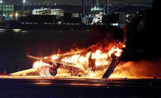 日本警方对东京羽田机场<em>飞机相撞事故</em>进行现场勘查