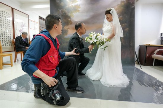 福州：工会驿站免费为老年人<em>拍摄婚纱照</em> 定格银龄美好