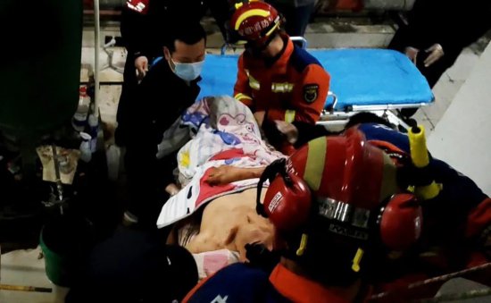 合肥一男子昏迷在4米水箱内 消防紧急救援