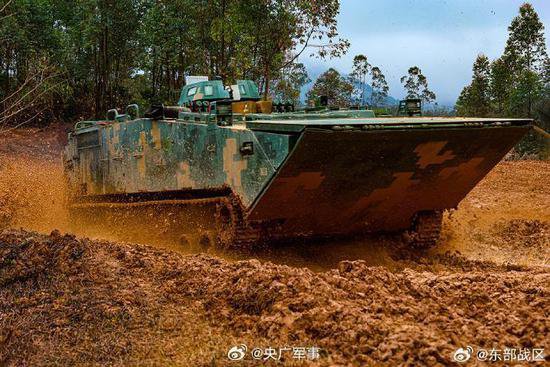 燃！陆军第73集团军某旅组织装甲车新乘员多项专业技能考核