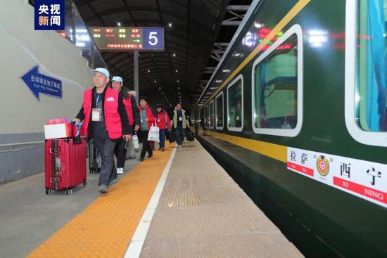 青藏铁路今年首趟旅游专列开行
