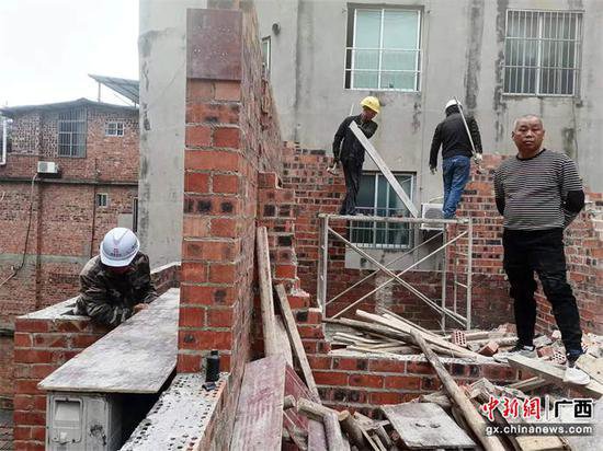 南宁市江南区拆除自建房扩建加层消除居民安全隐患