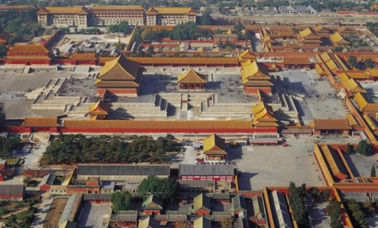 清朝继承了明朝的紫禁城，但总是改建修补，原来背后都有深意