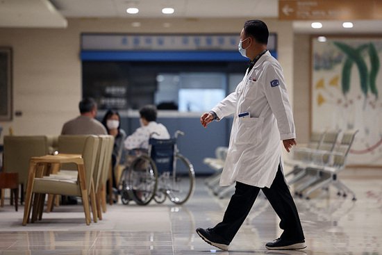 超6400名医生集体辞职 韩国紧急诊疗体系恐仅能坚持两到三周