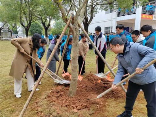 赣州市第三中学开展“春风十里，植此青绿”植树节系列活动