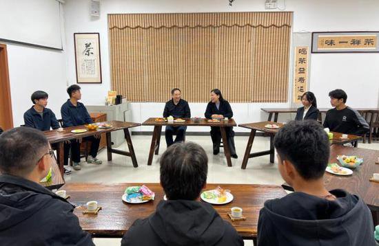 武汉交通职业学院学生和校长一起喝下午茶