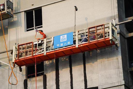 飞檐走壁！外墙喷涂机器人亮相中建八局厦门湖滨三四里项目