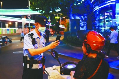 江苏南京：民警穿梭街头护平安 夜色里 给人间烟火气装上“安全阀...
