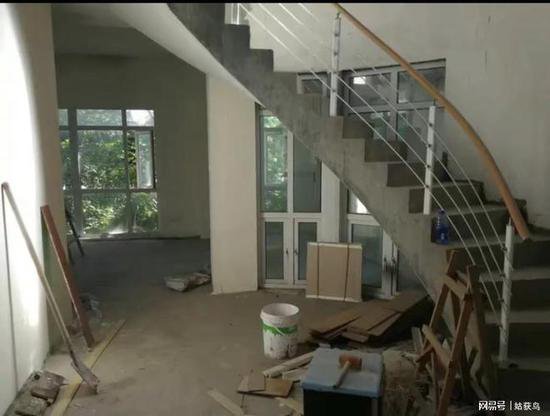 武汉市江岸区的一套纯毛坯<em>大</em>别墅拍卖，被人以543.2万元拿下了！