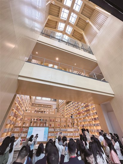 中国当代作家<em>签名</em>版图书珍藏馆在益阳落成揭牌
