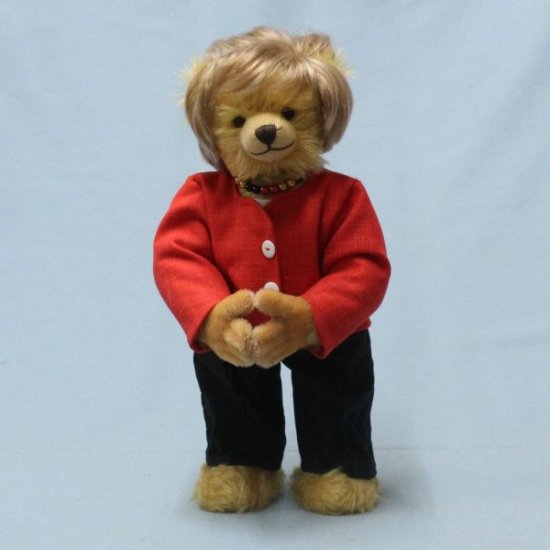 德国<em>玩具公司</em>推出纪念版“默克尔泰迪熊”