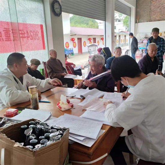 兴国县茶园乡卫生院开展重点人群免费体检活动