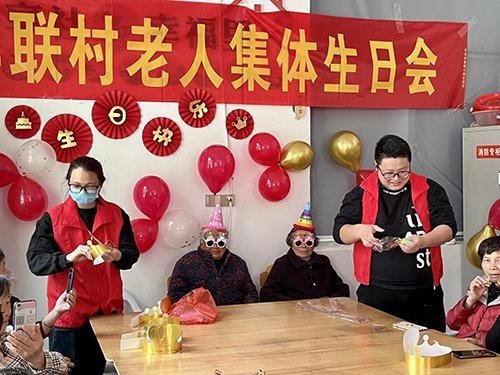 平阳县麻步镇新华文化礼堂举办老人集体生日会