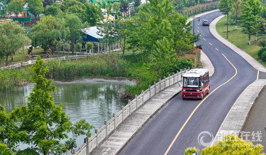 <em>杭州</em>湘湖：科研人员测试无人驾驶小巴