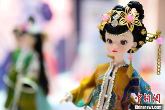 香港青年香云纱里做潮玩梦 在大湾区造“中国娃娃”