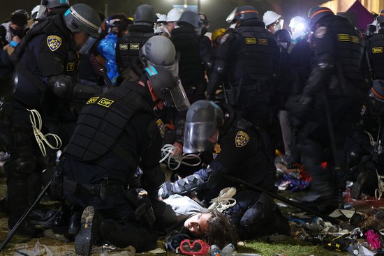 美国警方在<em>加州大学</em>洛杉矶分校逮捕132名抗议者