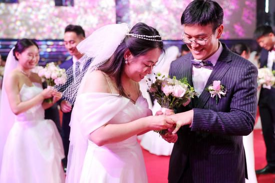 青岛：中国海洋大学为100对校友举行集体婚礼