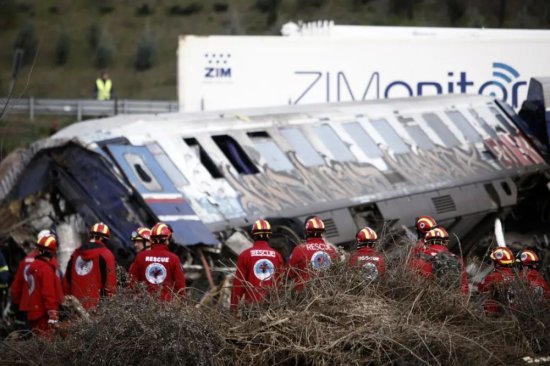 “史无前例的可怕事故”，希腊正在经历一场“难以<em>形容</em>的悲剧”