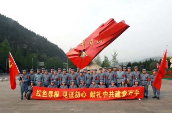 吴红：伟大的中国共产党万岁