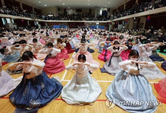 首尔一<em>女子高中</em>举行毕业典礼暨成人仪式