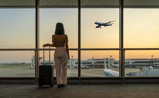 美国一女子设法逃过机场安检 蹭飞2858公里