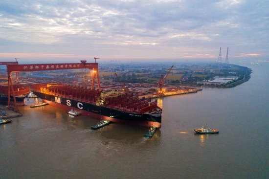 两艘<em>全球最</em>大型集装箱船在长江泰州段出坞