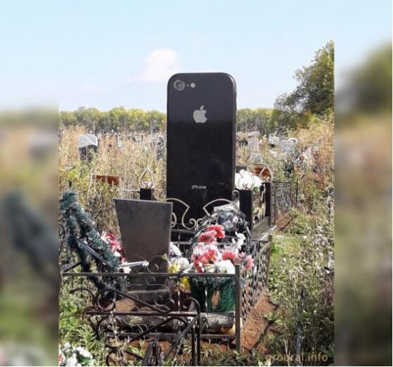 俄乌法市一<em>女孩</em>的墓碑被制成iPhone 6的模样
