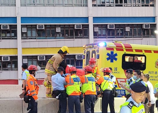 港媒：香港一辆<em>大巴</em>失控侧翻横在路中，22人受伤