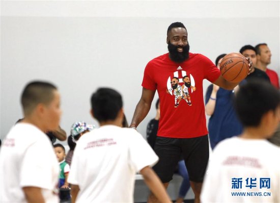 NBA：哈登举办社区<em>篮球训练营</em>