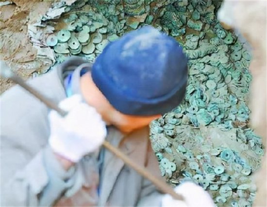 2010年，陕西华县一建筑工地，挖到“地下银行”