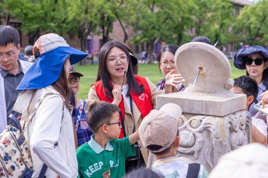 清华大学200余名志愿者参与校园讲解活动