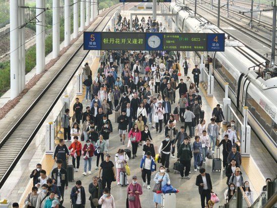 “五一”假期前一天 国铁<em>集团</em>郑州局预计发送旅客75.5万人次