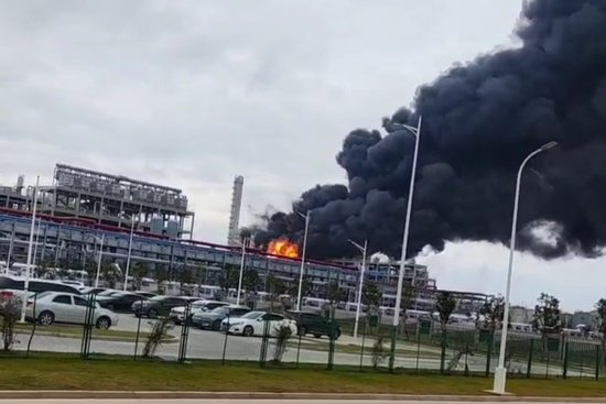 泉州一化工厂起火 1人受轻微伤