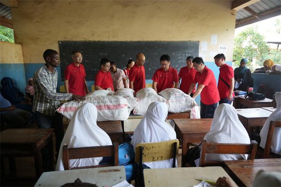 中国援桑给巴尔医疗队向当地7所中学孤儿捐赠斋月食品