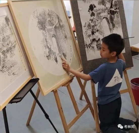 重庆一4岁男孩“火”了，才学2个月就临摹<em>高难度画</em>，连老师都夸...