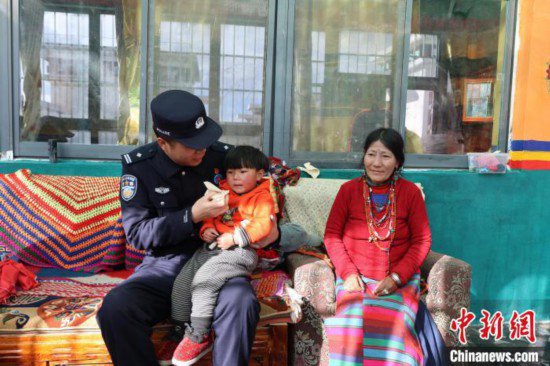 西藏移民管理警察把<em>新年祝福</em>送到藏族“亲戚”们家中