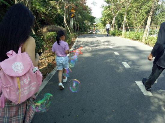 4小时徒步金钟湖：5岁的<em>小女孩儿给</em>所有成年人上了一课。