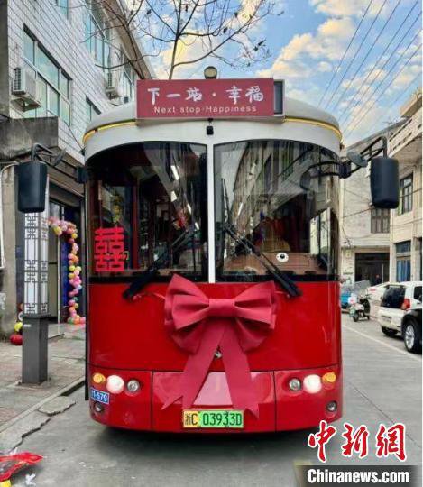 浙江温州“公交婚车”成“新宠” “低碳”<em>迎亲</em>且“炫酷”